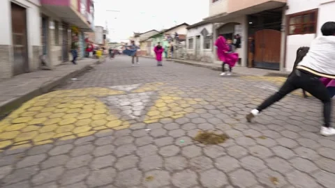 Running of the bulls through the streets. Toros de Pillaro Ecuador 2023_46.mov Stock-Footage 335814940