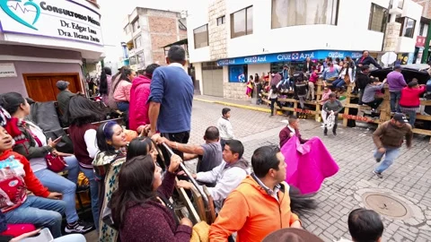 Running of the bulls through the streets. Toros de Pillaro Ecuador 2023_4.mov Stock-Footage 335814962