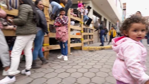 Running of the bulls through the streets. Toros de Pillaro Ecuador 2023_5.mov Vídeos de archivo 335814963