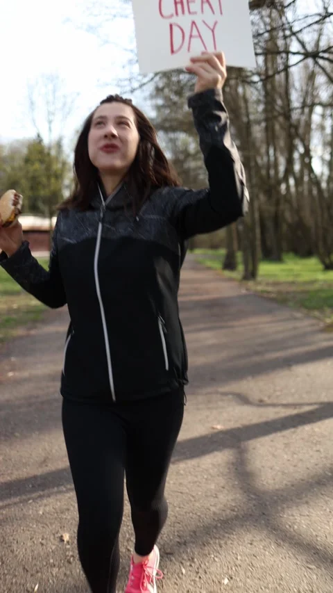 Running with cheat day burger Video stock 333100638