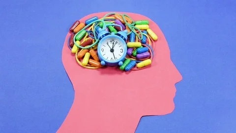 Running clock, colored pills and rubber bands on head contour 스톡 동영상 86357118