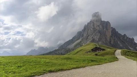 Running clouds above the Giau pass 2 库存影片 81944831