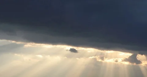 Running Clouds and Sun Beams Video stock 81219004