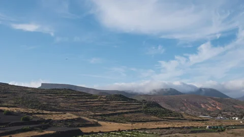 Running clouds over Famara timelapse, Lanzarote 스톡 동영상 345729743