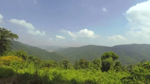 Running Clouds Over The Mountains Stockbeeldmateriaal 71220034
