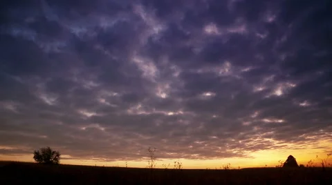 Running clouds at sunrise. Vidéo 42255872