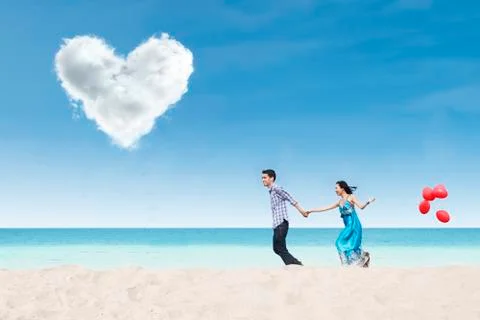 Running couple at beach under heart cloud Ilustração Stock