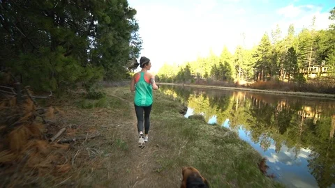 Running With Dog Stockbeeldmateriaal 107630979