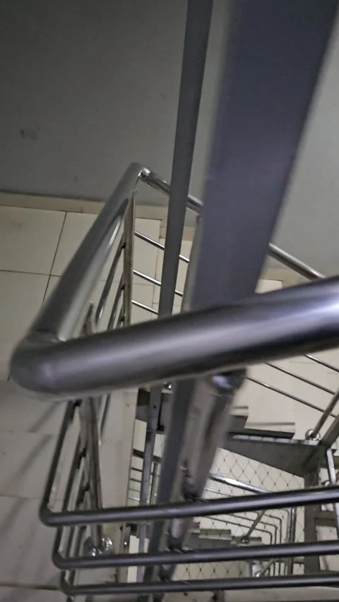 Running down the stairs in generic gonzo pov first person view Vídeos de archivo 266890279