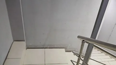 Running down the stairs in generic gonzo pov first person view Vídeos de archivo 266891912