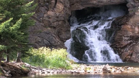 Running Eagle Waterfall zoom out at 29.9fps Vidéo 43858413