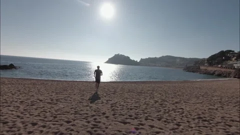 Running en la playa, runner haciendo deporte en la playa Stock Footage 230986607