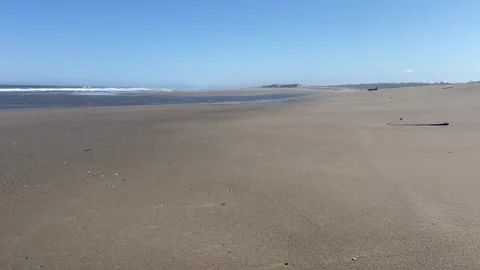 Running on the an endless sandy beach in Oregon Stock-Footage 329453512