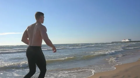 Running fit man jogging on beach. Side view Video stock 84042091