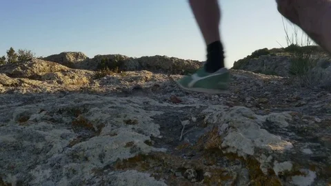 Running man arrives on top of a cliff on an island in front of the ocean 스톡 동영상 80237416