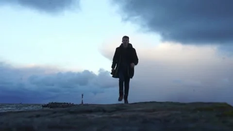 Running man on the sea pier, cloudy cloudy sky Video stock 227469126