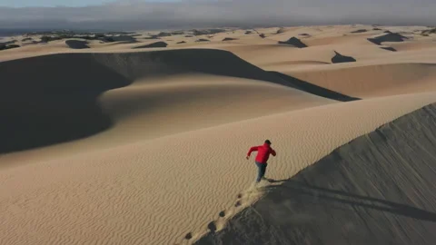 Running man workout outdoors in deep sand dunes 4K aerial desert, sport footage 스톡 동영상 157194133