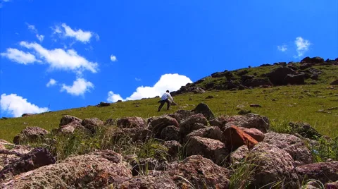 Running up to the mountains. 库存影片 1032892