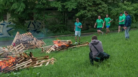 Running over hurdles Vídeos de archivo 63360464