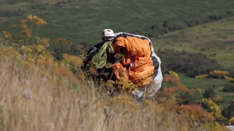 Running paraglider Video stock 58876623