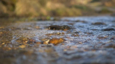 Running River Water 4k Stockbeeldmateriaal 104920553