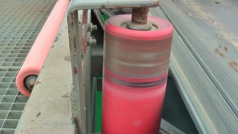 Running roller with a transport tape. Vídeo Stock 94586089