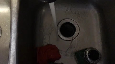 Running Sink Water Vídeos de archivo 100702652