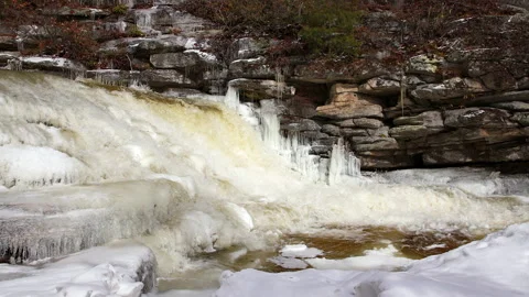 Running stream / water in slow-motion Stock Footage 170679087