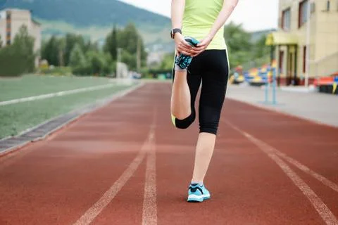 Running stretching runner doing warm-up before the marathon. Foto stock