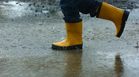 Running through puddles, slow motion Видео 62282459