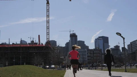 Running towards the city Vídeos de archivo 87773115
