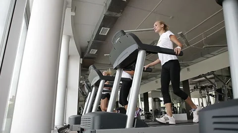 Running on the treademill Video stock 43754940