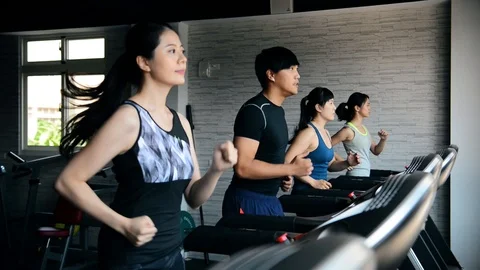Running on the treadmill neatly. 스톡 동영상 86777733