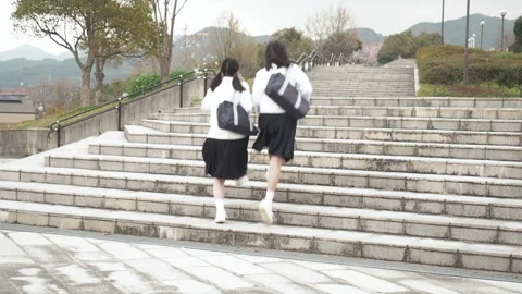 Running Two Female Students Vidéo 332778233
