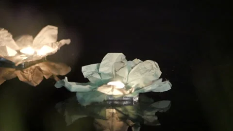 Running water flashlight. The glow of lanterns on the water. Stock-Footage 96085967