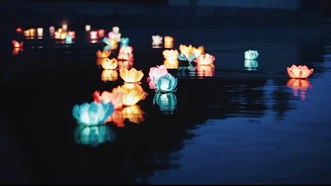 Running water flashlight. The glow of lanterns on the water at night. Romantic Vídeos de archivo 108416632