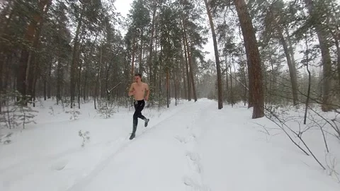 Running in the winter forest. Video stock 150799691