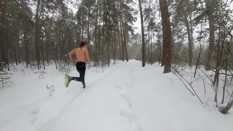 Running in the winter forest. Slow motion 2x. Видео 150805565