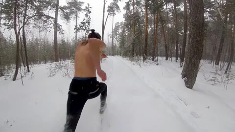 Running in the winter forest. Slow motion 2x. Видео 150805682