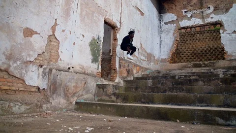 Running young man doing parkour tricks Stock-Footage 117717848