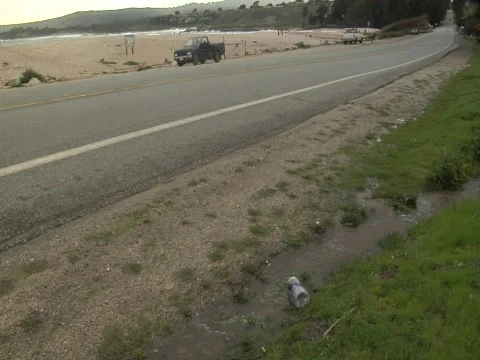 Runoff pollution along the roadside Video stock 609816