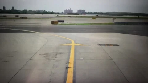 Runway Perspective A Thoughtful Glimpse into Flight Preparedness and Operations Vidéo 291512944