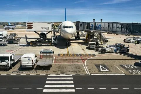 Runway with plane with loading dock in Madrid's airport Stock-Fotos