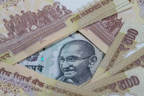 Rupee 100 Note in between demonetized 500 INR Notes Stock Photos