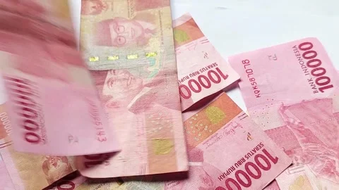 Rupiah banknotes falling on a white background. 100,000 indonesian currency Stock-Footage 303753913