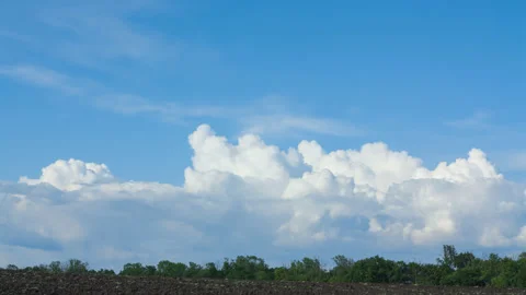 Rural field under a cloudy sky, time lapse scene Video stock 131706877