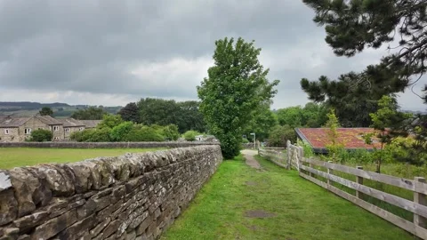 Rural Footpath beside Dry Stone Wall in Yorkshire Countryside 库存影片 346523245