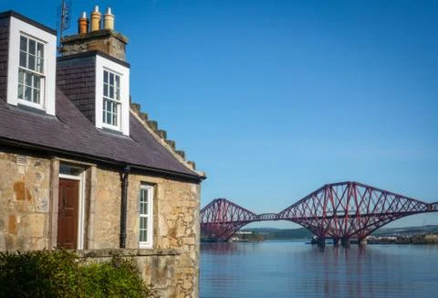 Rural Home With The Forth Bridge Behind 库存照片
