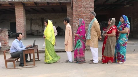 Rural indian people standing in a queue to get their documents verified to .. Stockbeeldmateriaal 329090829