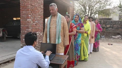 Rural indian people standing in a queue to get their documents verified to .. Vidéo 329090839